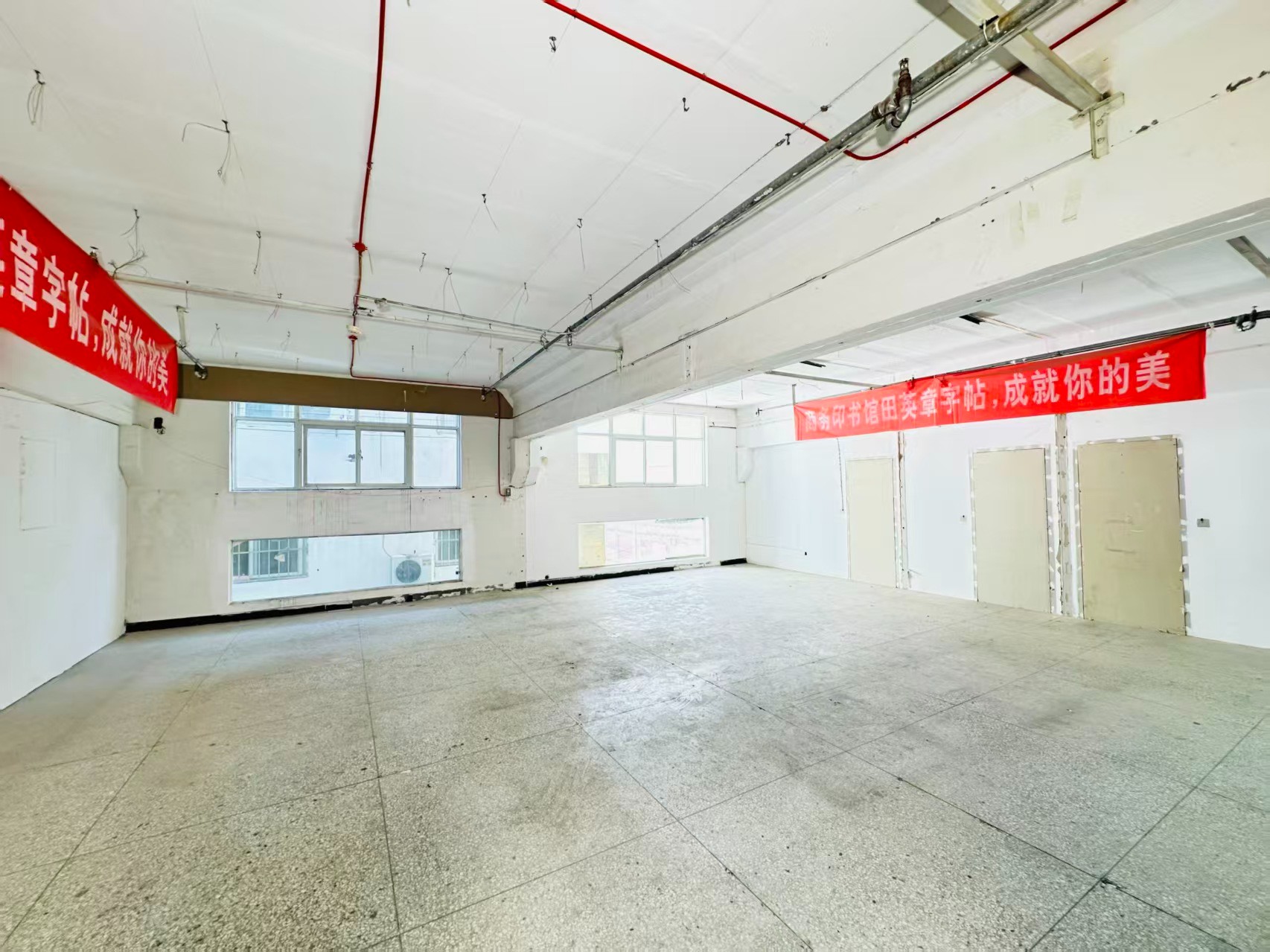 符家屯中街重点吸引人工智能应用、数字经济、电商直播、智能制造服务、软件开发、科技创新企业及创业团队入驻